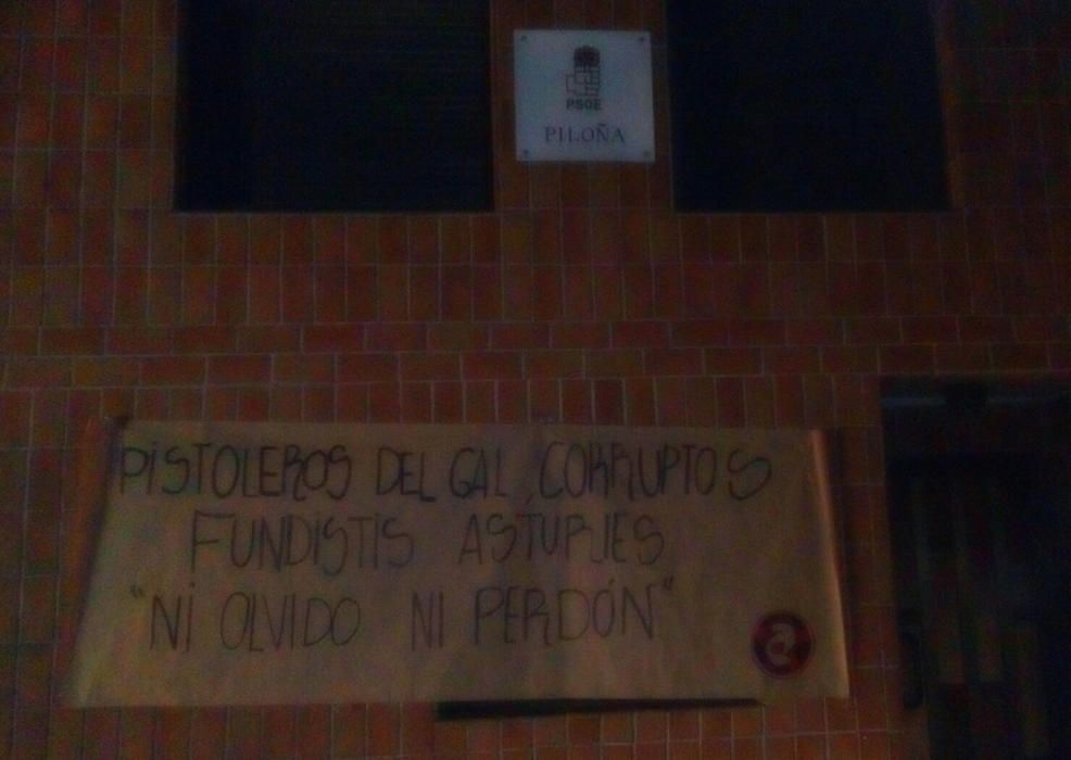 La Casa Sindical de Avilés y numerosas sedes de partidos en toda Asturias amanecen con pancartas de repulsa