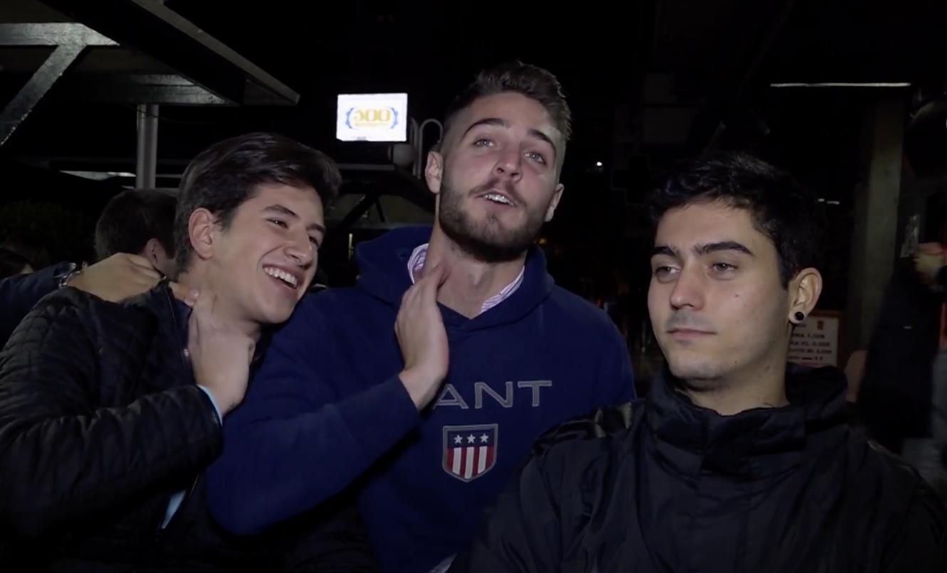 David Rodríguez (en medio), hablando aconsejando masajearse el esternocleidomastoideo