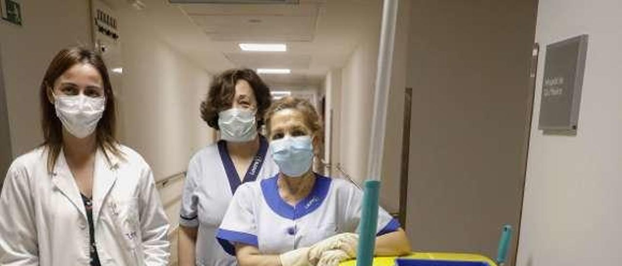 Por la izquierda, Silvia González, María Jesús Villamil (encargada de limpieza) y la limpiadora María Galán.