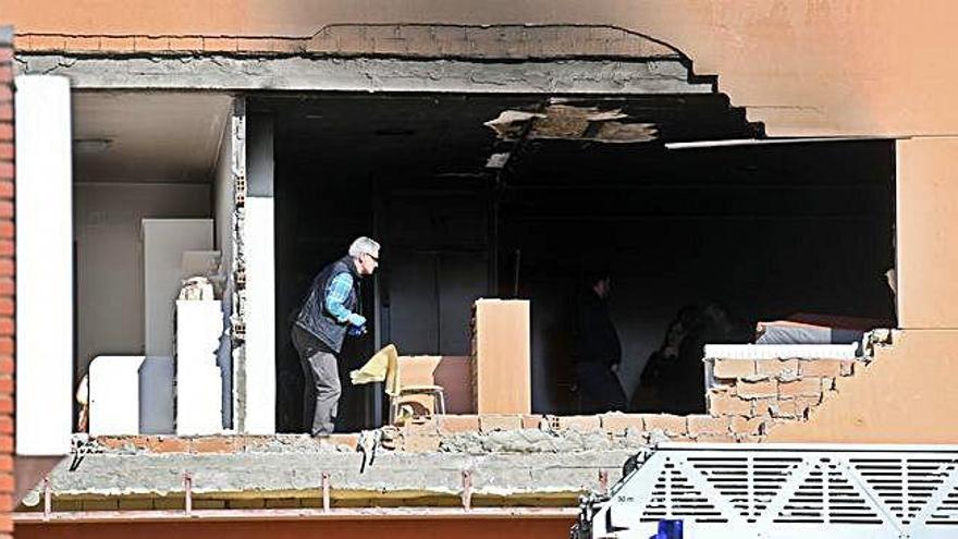 Boquete que dejó la explosión en la vivienda en la que falleció un hombre.