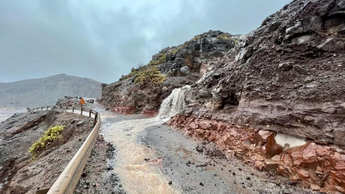 Una escorrentía atraviesa la carretera de acceso a El Confital durante el paso de la tormenta ‘Hermine’. | | LP/DLP