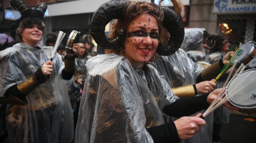 La calle de la Torre se llena esta martes de divertidos disfraces con la fiesta más destacada del carnaval coruñés que marca la recta final a seis días de humor irreverente.