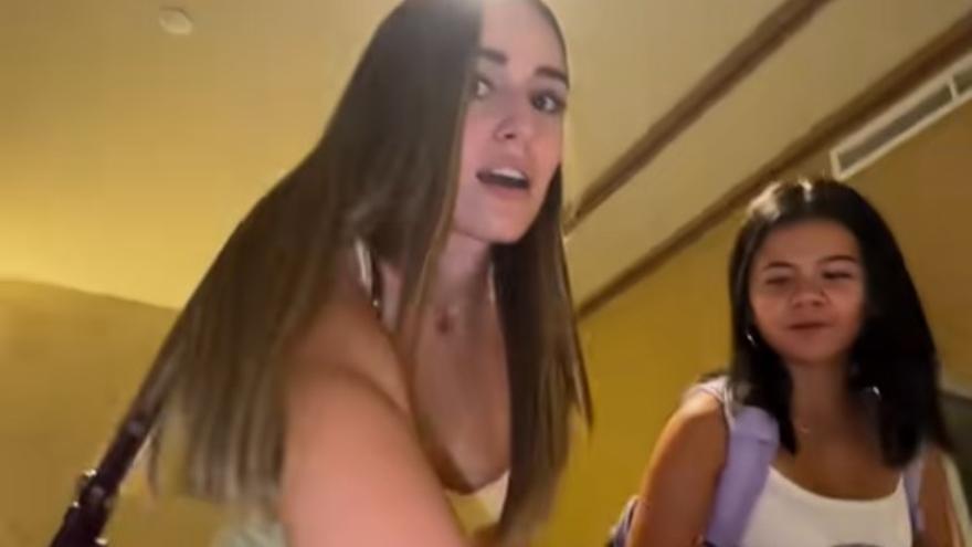 La sorpresa de dos jóvenes al ver su habitación en un hotel de Palma