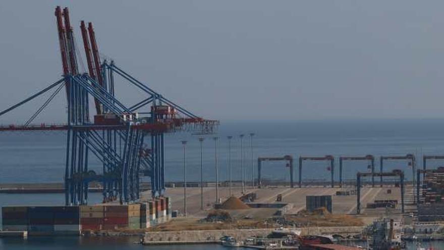 La plataforma de contenedores del muelle 9 está prácticamente vacía debido a la escasa actividad que genera este tráfico en Málaga.