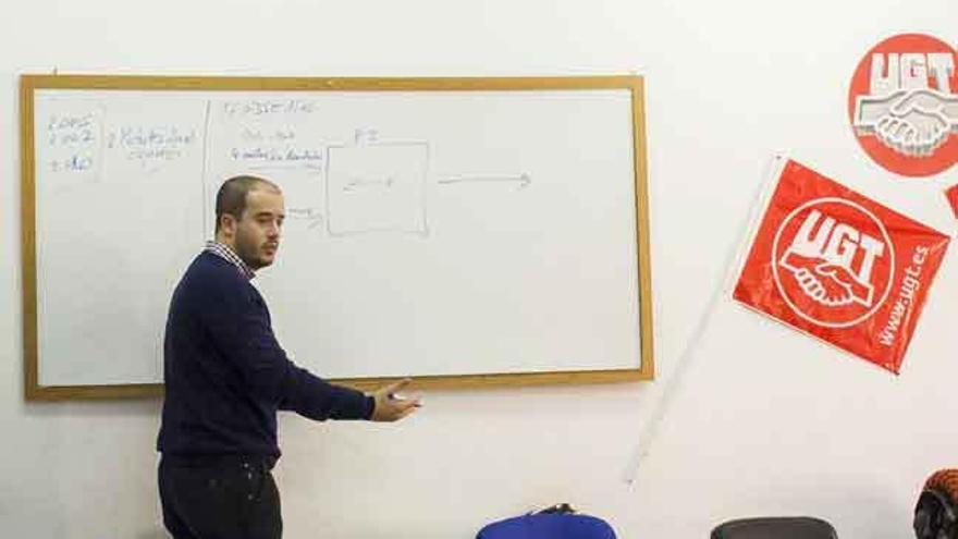 Vicente Merino, coordinador de Magdala, en una reunión de la plataforma en Benavente.