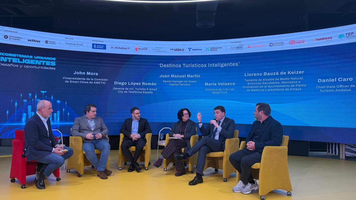 Llorenç Bauzá de Keizer, segundo por la derecha, interviene en la jonada Ecosistemas Urbanos Inteligentes: Desafíos y Oportunidades, organizada por Prensa Ibérica.