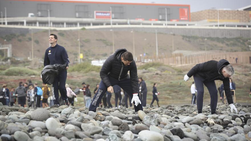 El Club Baloncesto Gran Canaria limpia la playa de Bocabarranco junto a escolares