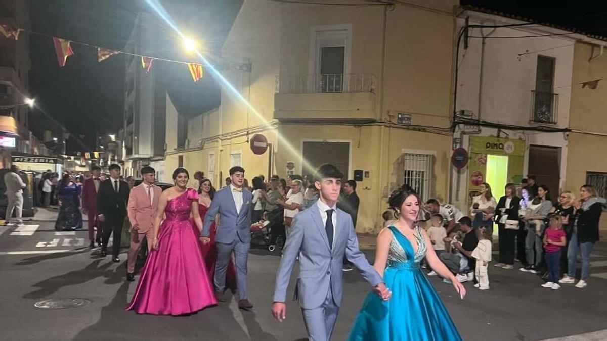 Festeros y festeras de Piles en 2025, en el pasacalle previo a la presentación