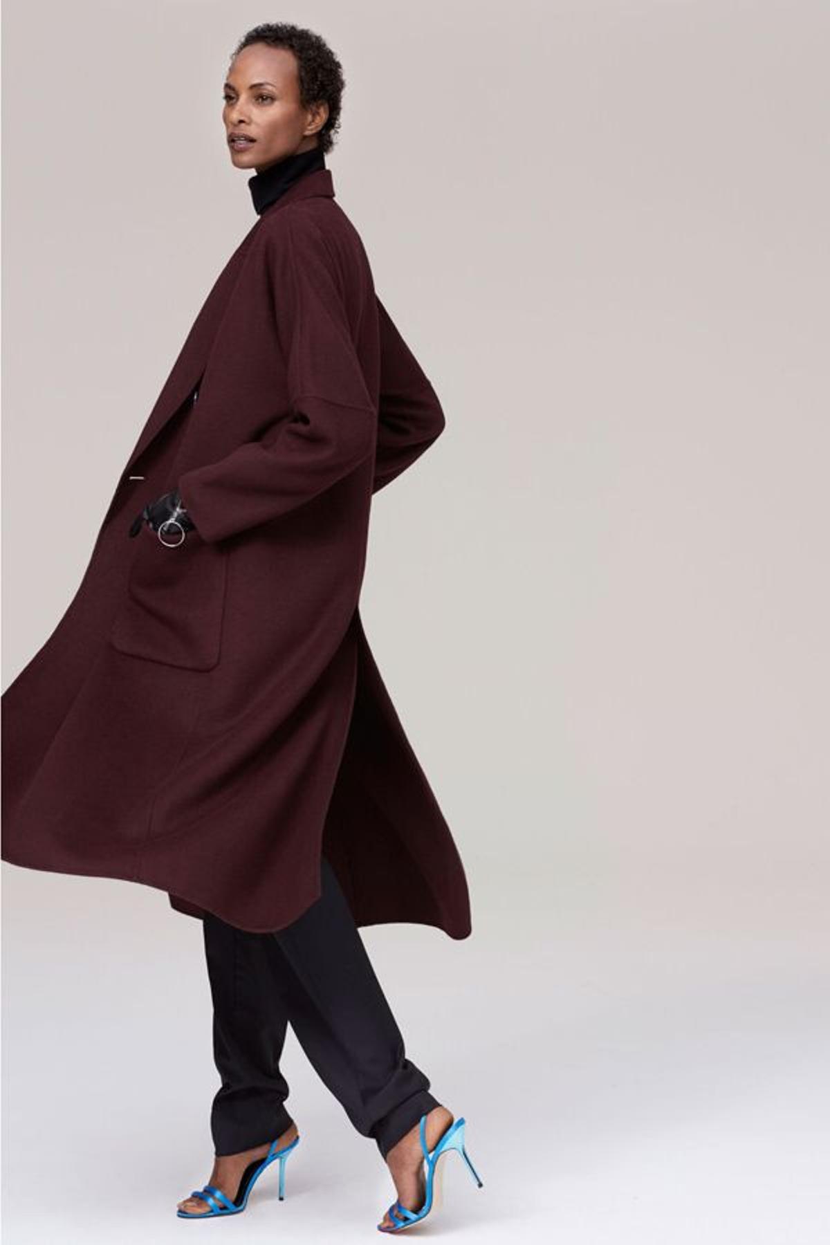 Campaña timeless de Zara: modelo con abrigo 'oversize'