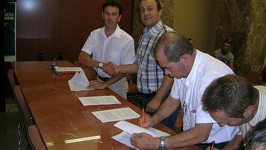 Los miembros de la Comisión Negociadora durante la firma del acuerdo en Novelda.