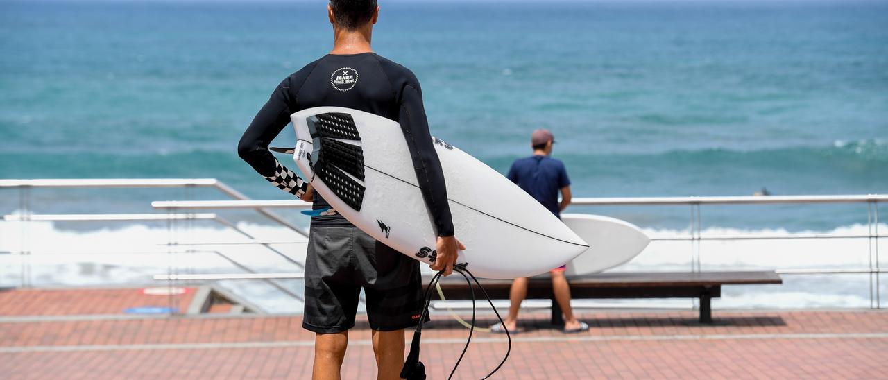 Surfistas en la zona de la Cicer, en el paseo de Las Canteras en Las Palmas de Gran Canaria.