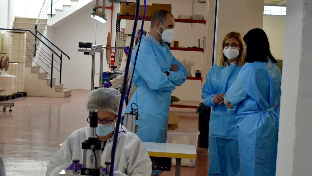 La alcaldesa durante su visita a la firma de Petrer.