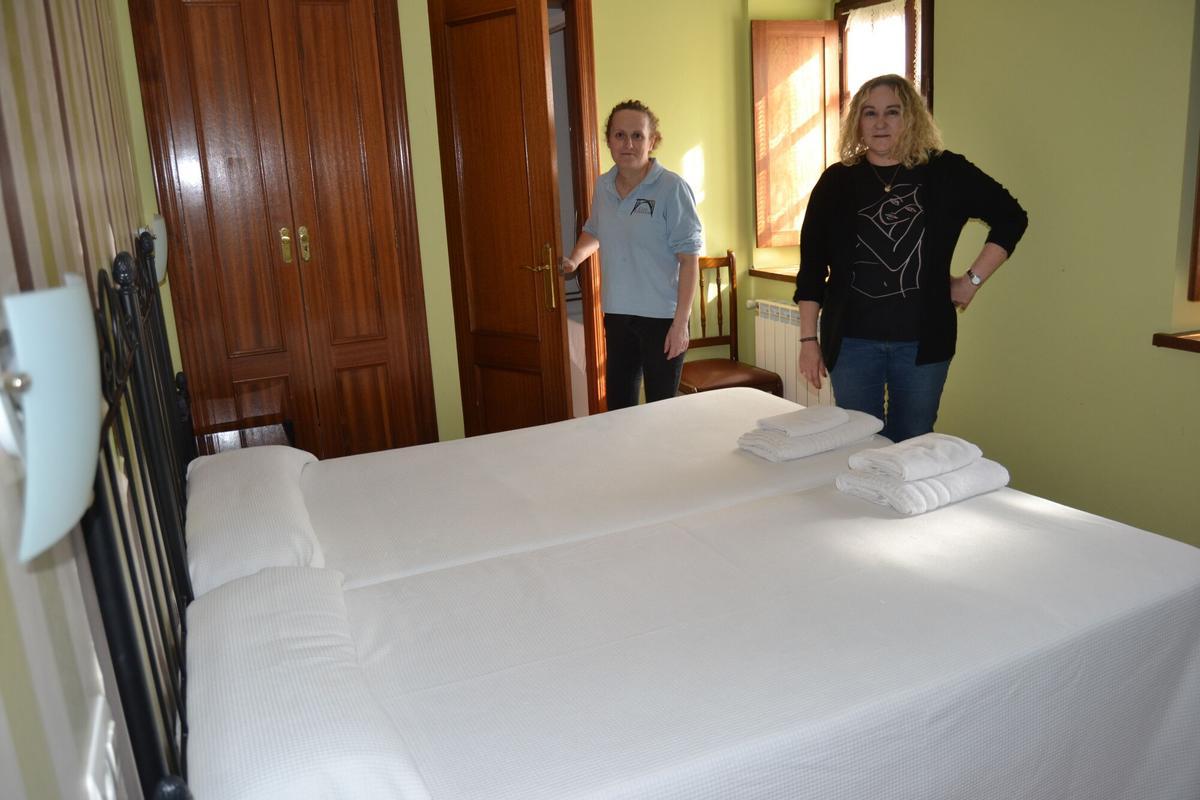 Ainhoa Fernández y Julia María Fernández, en la habitación donde descansaron la Reina Letizia y la Princesa de Asturias.. RESTAURANTE HOTEL CASA FERNANDO. BALLOTA. PARADA FAMILIA REAL CAMINO DE CADAVEDO. INDISPOSICION.