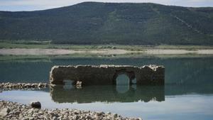 Archivo - Surgen a la superficie parte de las termas romanas que se encontraban bajo el agua en el pantano de Yesa, a 27 de abril de 2023, en Yesa, Navarra (España). Los embalses navarros almacenan actualmente 646 hectómetros cúbicos de agua, dejando la r