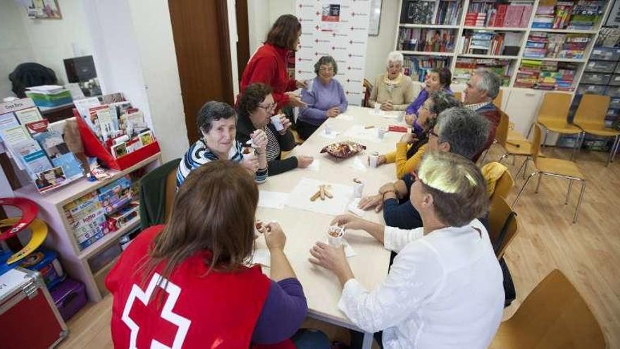 Un día para los mayores en Cruz Roja  
Cruz Roja de A Estrada celebró ayer en su sede una jornada de actividades y chocolatada para conmemorar el Día Internacional de las Personas de Edad. El colectivo atendió en el último año a casi 300 mayores.
Foto: Bernabé/Cris M.V.