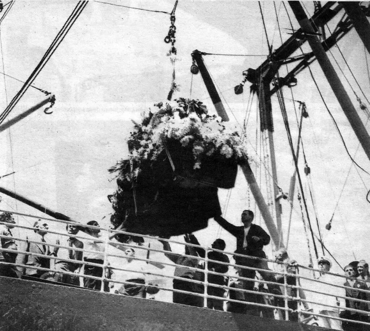 El féretro con los restos de Carlos Gardel llegando a Buenos Aires en 1936.