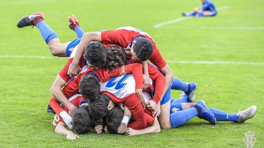 Los jugadores del Sporting celebran el triunfo ante el Deportivo.