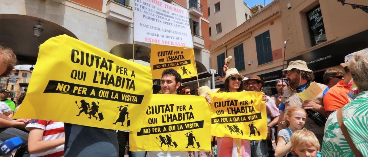 Muchos ciudadanos se manifestaron contra la actividad del alquiler turístico.