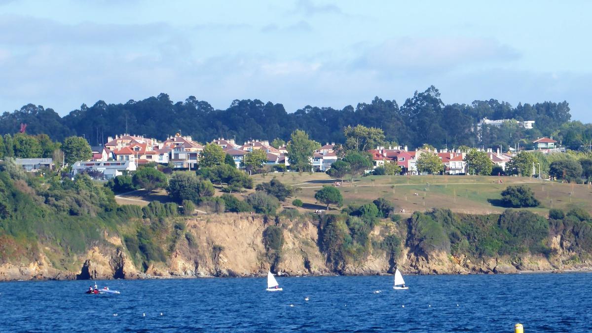 Parque de As Trece Rosas en Bastiagueiriño, visto desde el mar