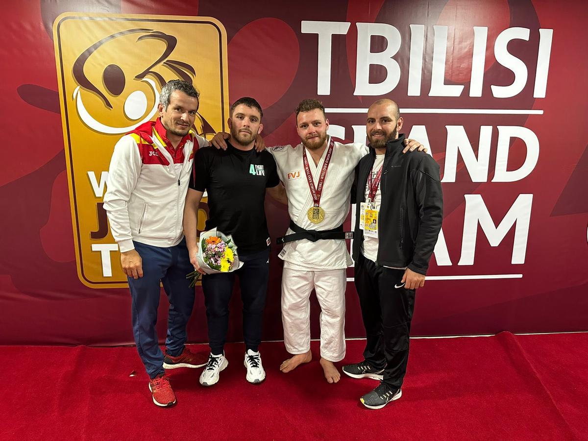 El judoca alicantino posa con sus dos hermanos y con Uriarte.