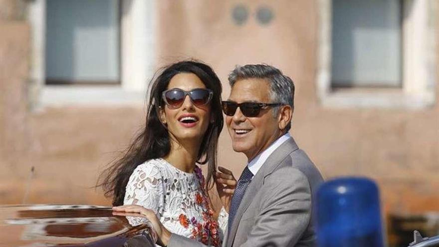 Clooney y Amal esperan gemelos
