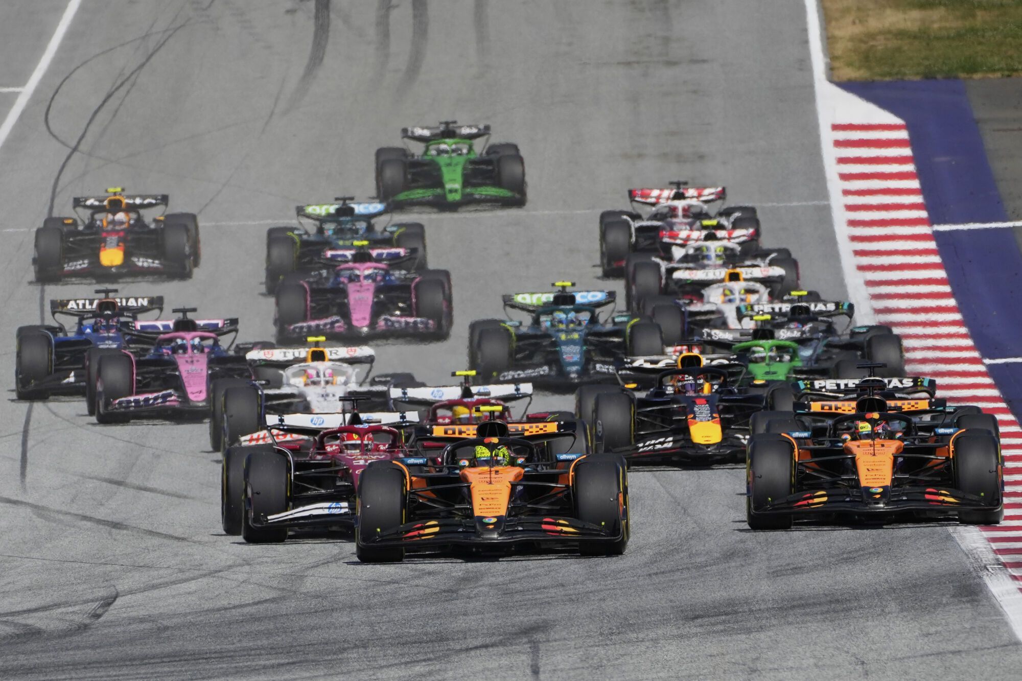 McLaren driver Lando Norris of Britain, left,a dn McLaren driver Oscar Piastri of Australia lead at the start during the Austrian Formula One Grand Prix in Spielberg, Austria, Sunday, June 29, 2025. (AP Photo/Darko Bandic) Associated Press/LaPresse. EDITORIAL USE ONLY/ONLY ITALY AND SPAIN