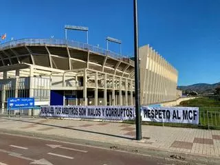 La afición del Málaga CF estalla contra Rubiales y los árbitros