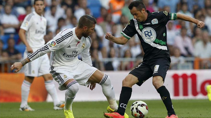 López Silva pugna con Sergio Ramos en el Real Madrid-Córdoba CF de la primera jornada de la Liga 14-15 en Primera División.