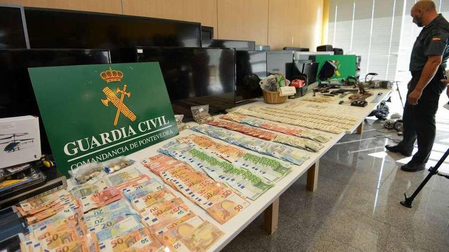 La subdelegada felicitó a la Guardia Civil y se detuvo con &quot;Lúa&quot; uno de los perros antidroga. // G. Santos