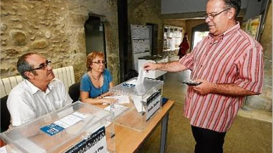 Un home vota al punt de votació del Centre Cívic de Can Ninetes.