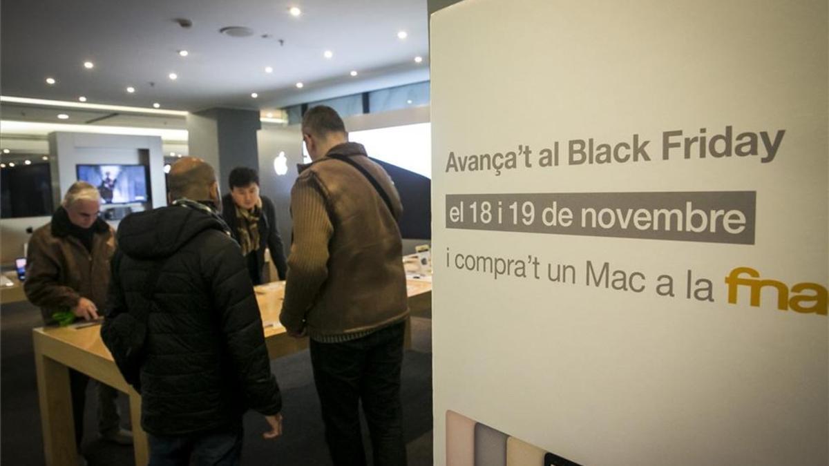 Ofertas previas al black friday en la Fnac de Barcelona.