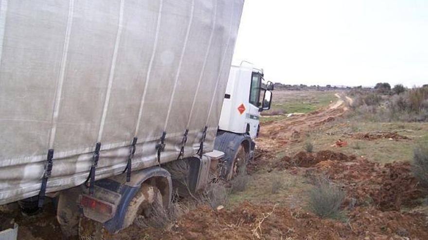 Un camión permanece atollado en el campo al intentar acceder a la nave del ganadero de Peque.