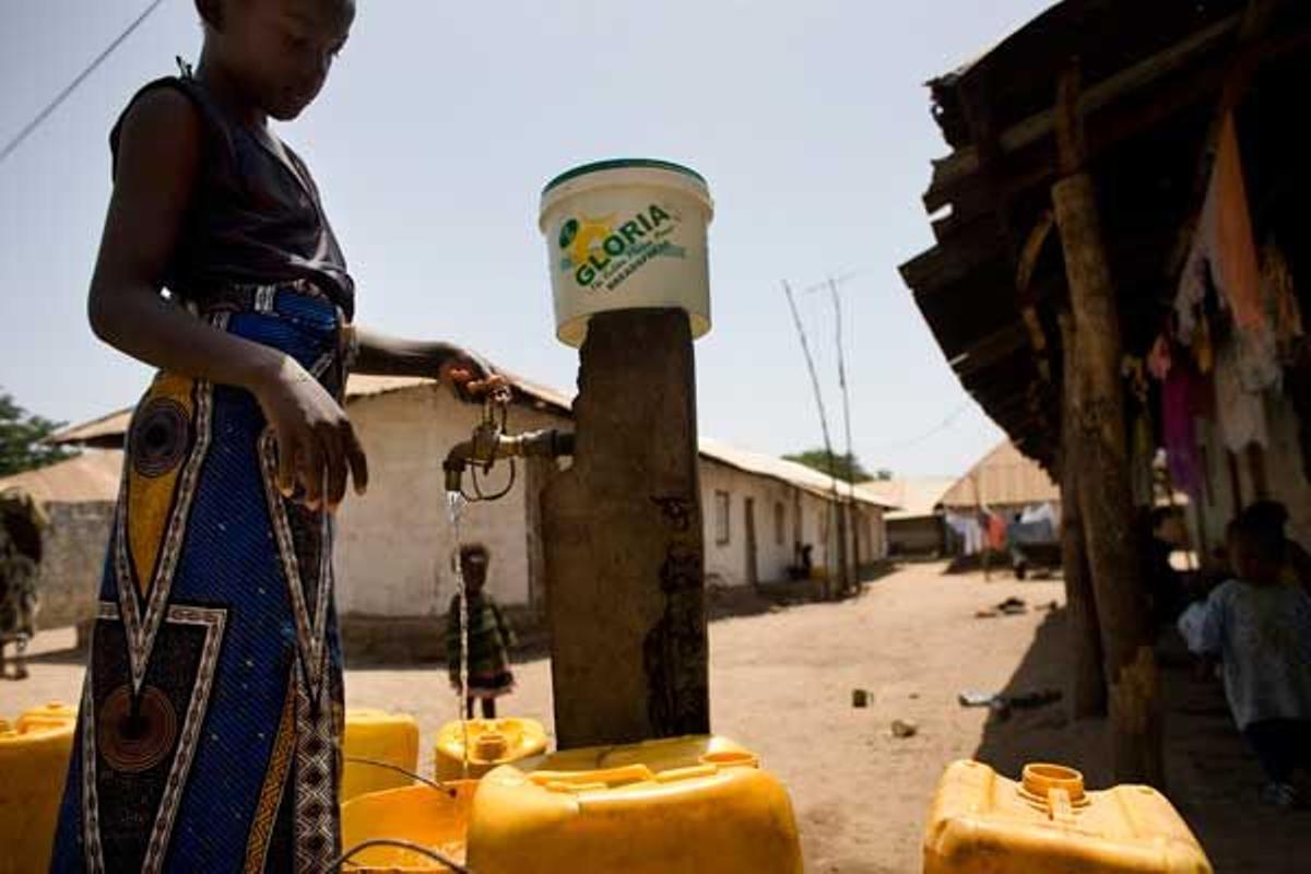 Mujer recogiendo agua en la ciudad de Bintang, a unos 60 kilómetro de Banjul.