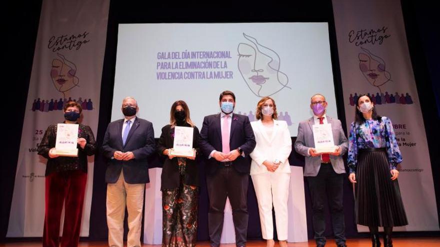 La Comunidad entregó ayer los premios 25N a Fátima Saura, al servicio de orientación del SEF y al IES Juan Sebastián Elcano. | CARM