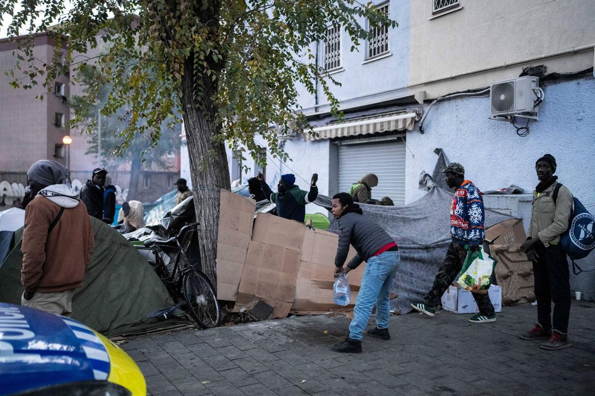 Operativo policial para desmontar la acampada de los desalojados del B9