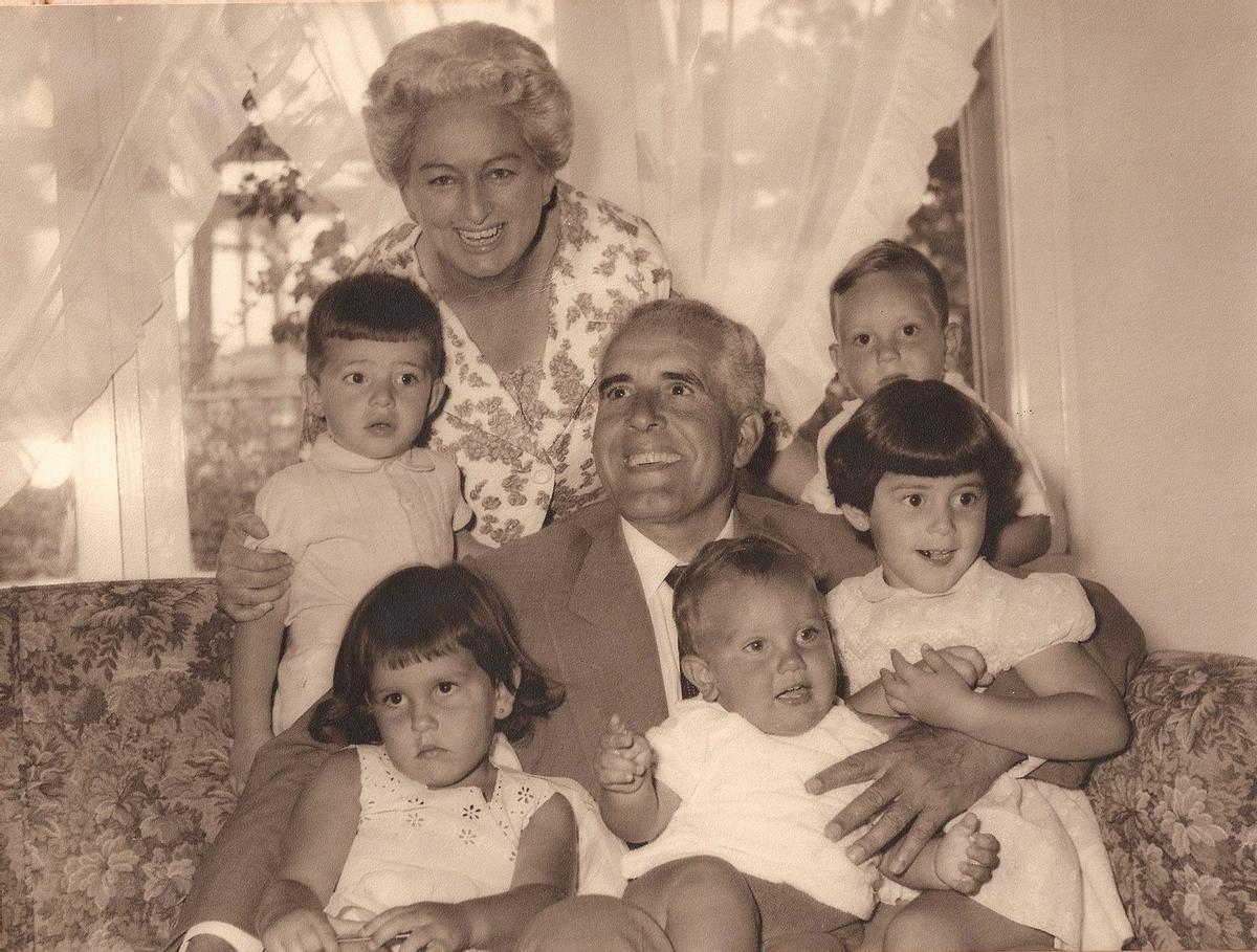 Juan Domínguez Guedes y Josefa Arias rodeados de sus nietos, en los años 60.