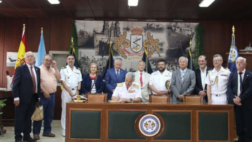 Piñeiro, con el libro de firmas. | |
