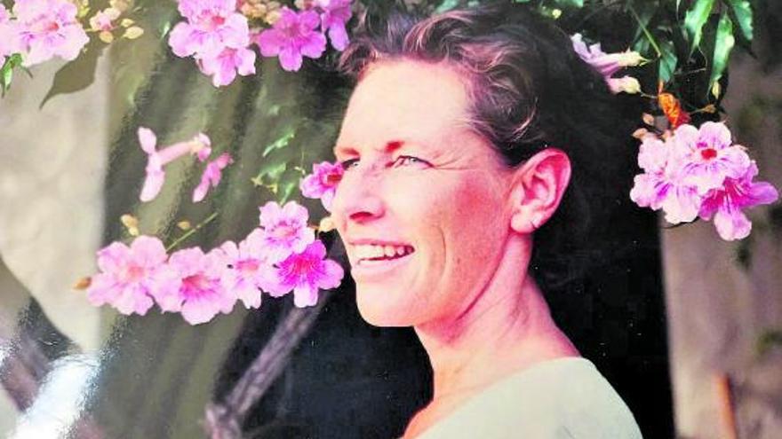 La alemana Doerte Lebender, en la casa de campo de Santa Agnès, en Ibiza, en la que vivió desde 1998.