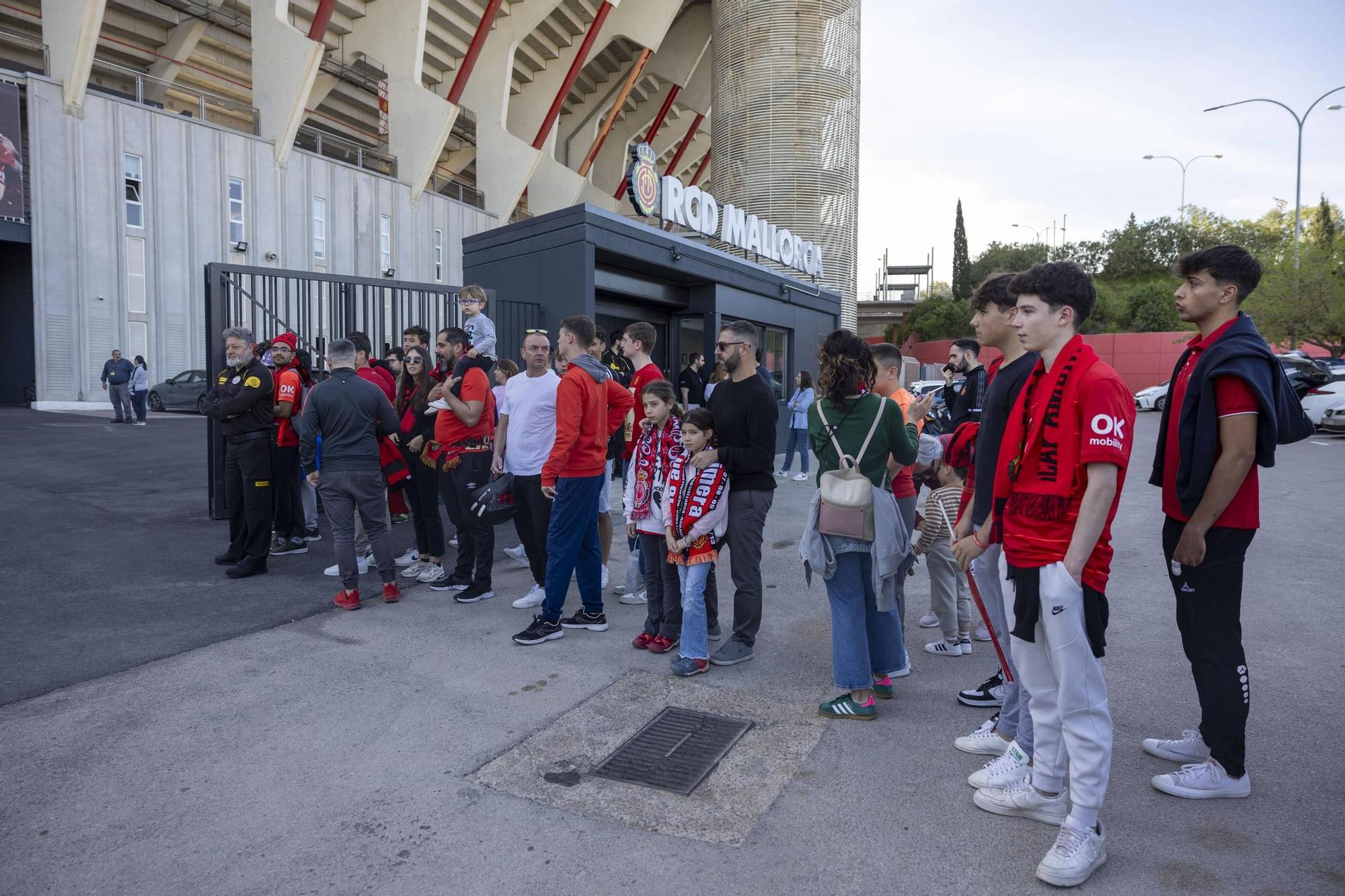 Euforia mallorquinista para despedir al equipo hacia Sevilla