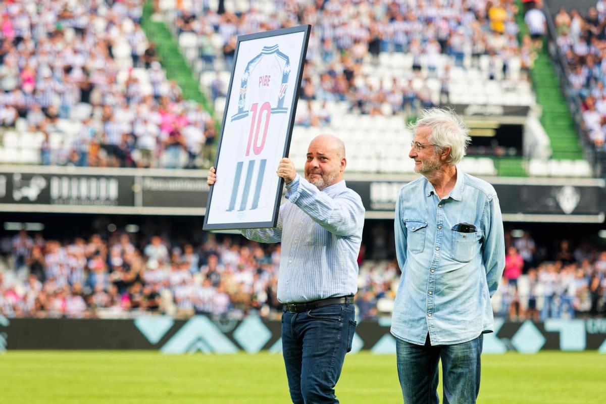 El Pibe, emocionado durante el homenaje.
