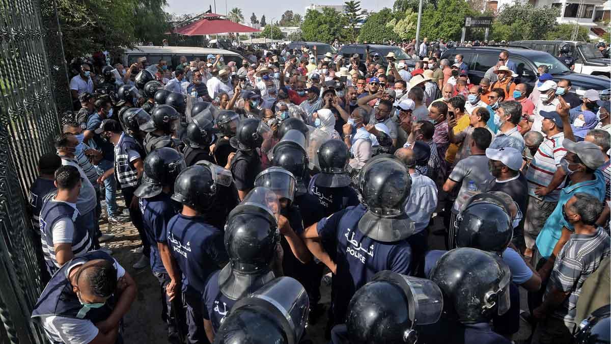 Miles de tunecinos celebran en las calles la suspensión del Parlamento