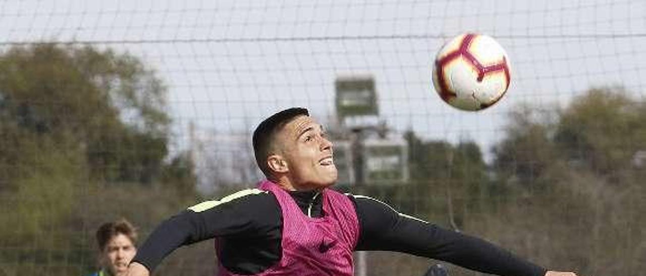 Djurdjevic intenta controlar el balón en el entrenamiento de ayer.