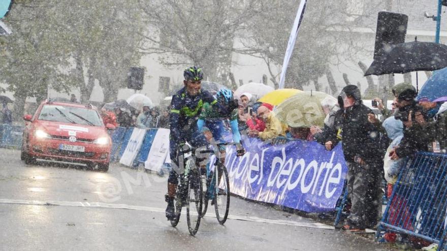 Raúl Alarcón entra en meta junto a Nairo Quintana en el Alto del Acebo