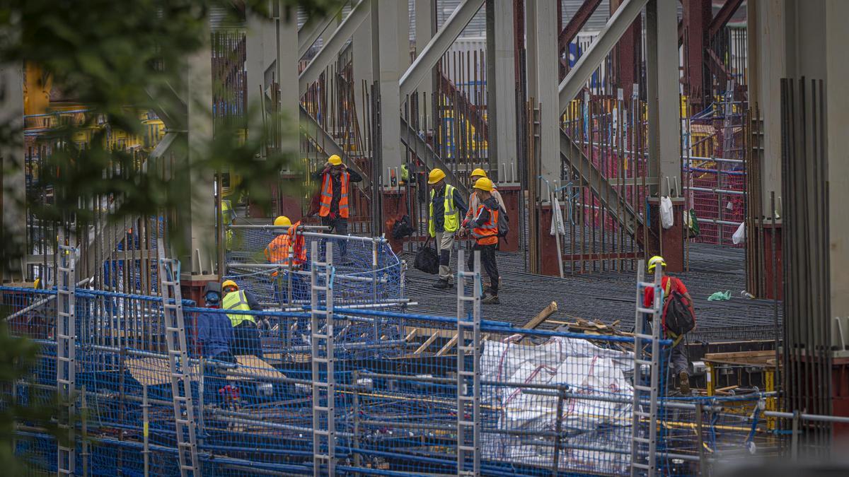Las obras del Camp Nou desde dentro: tres meses siguiendo a los trabajadores rumanos del Camp Nou