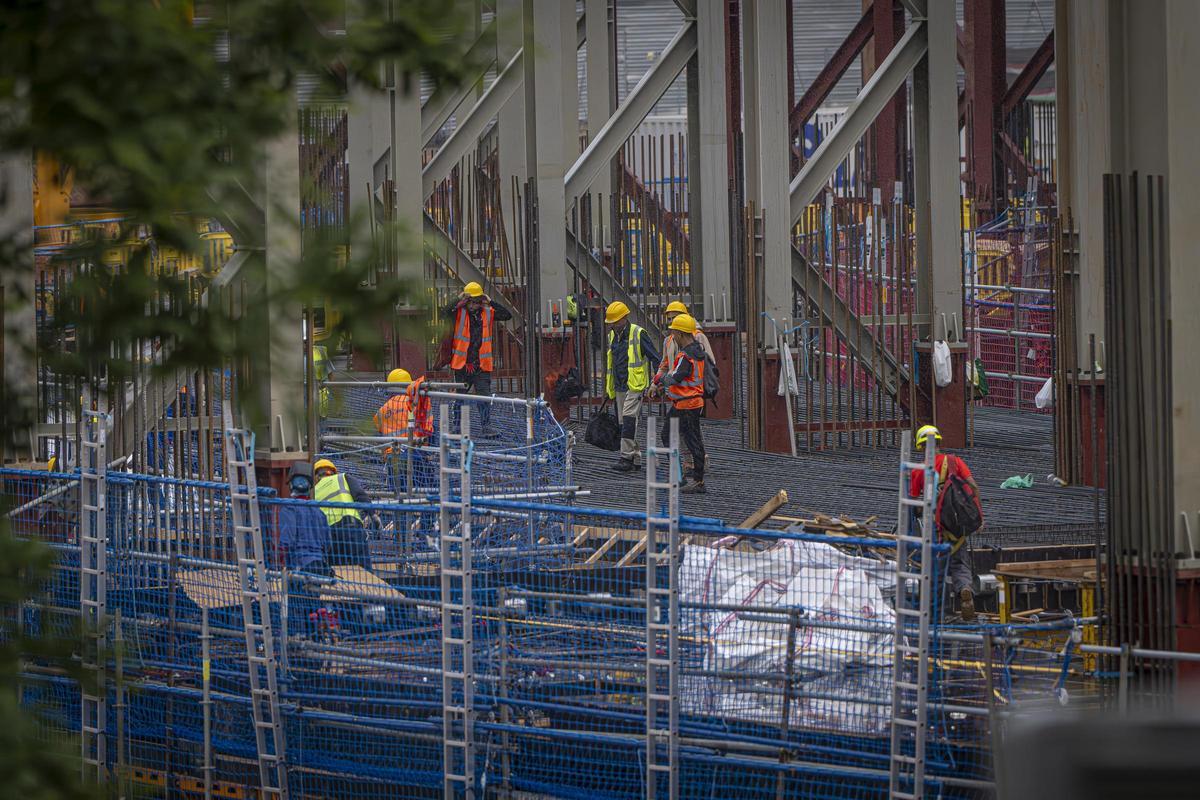 Las obras del Camp Nou desde dentro: tres meses siguiendo a los trabajadores rumanos del Camp Nou