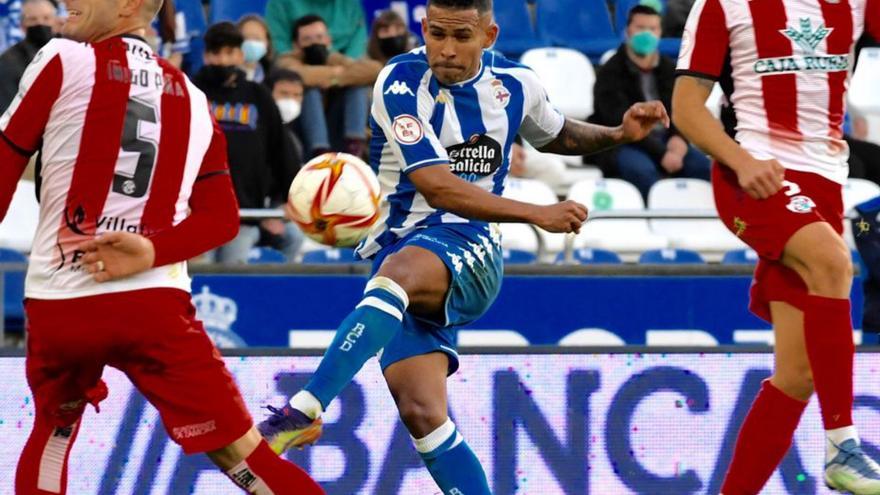 Juergen Elitim dispara a puerta ante el Zamora. | // CARLOS PARDELLAS