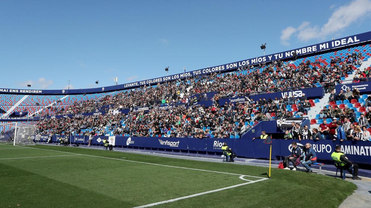 Tres mil albinegros en el Ciutat de València, en un partido contra el filial del Levante, en 2018 y en Tercera.