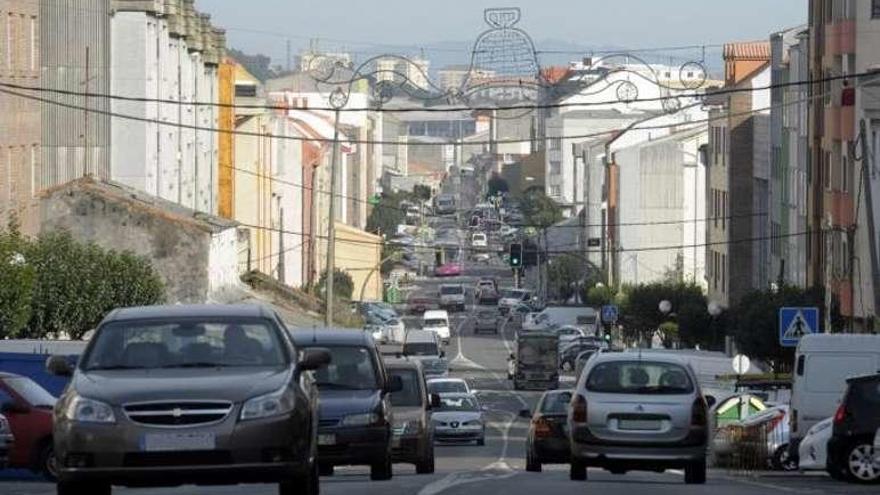 Varios coches circulan por la travesía de Meicende.