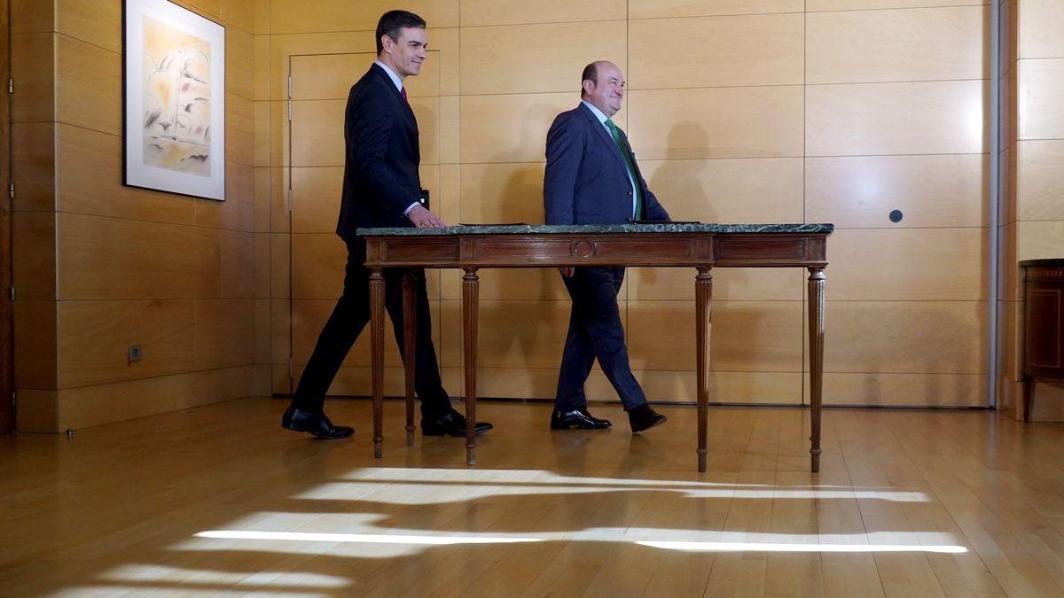 Pedro Sánchez y Andoni Ortuzar, a finales de diciembre de 2019, cuando firmaron el pacto de investidura.