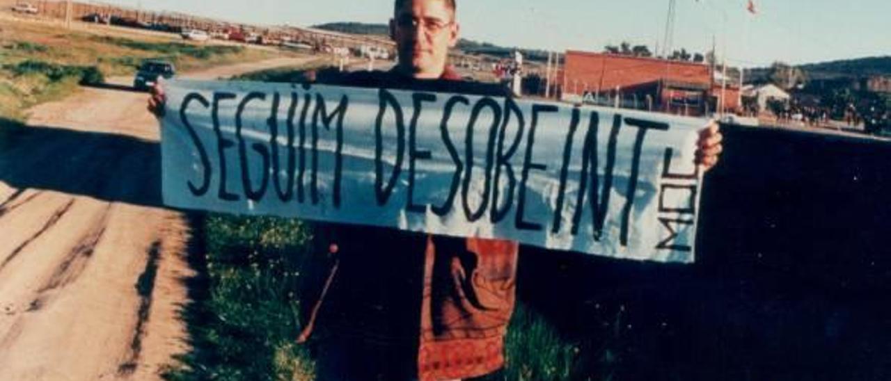 Carlos en dos momentos de su activismo, a la izquierda saliendo del CIR de Cáceres en 1997 y a la derecha encadenado, ya como desertor, ante el Gobierno Militar de Madrid.